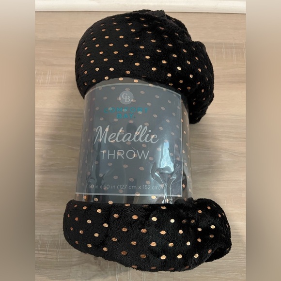 Comfort Bay Metallic Throw, 50 × 60 in - Picture 5 of 6